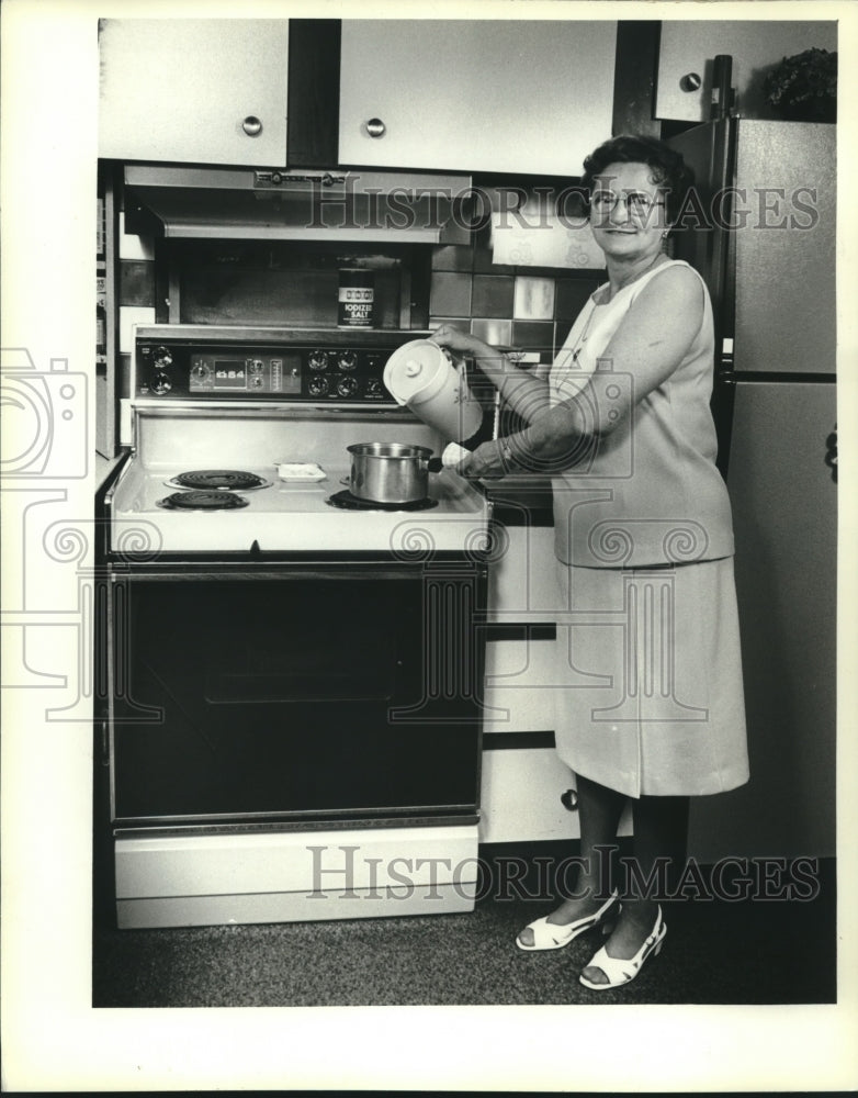 1982 Press Photo Mrs. Geraldine Malboeuf is using an electric stove, MIlwaukee - Historic Images