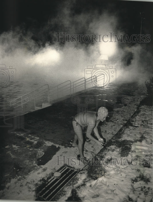 1992 Press Photo Woman near heated outdoor pool in Moscow, rubs snow on herself - Historic Images
