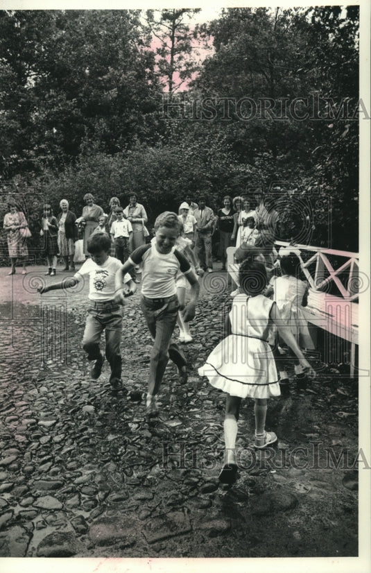 1989 Press Photo Children at park near Leningrad, Russia after long winter - Historic Images