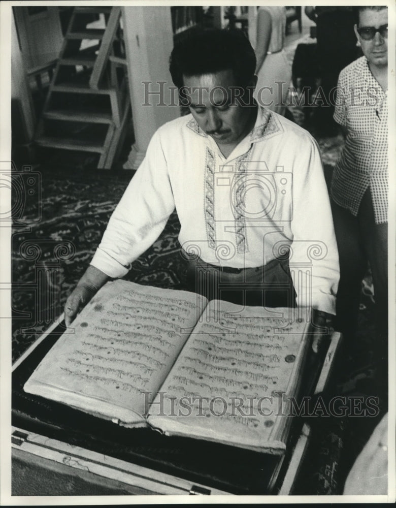 1964 Press Photo An Uzbek reads a 450-year-old Moslem religion&#39;s Koran in Russia - Historic Images