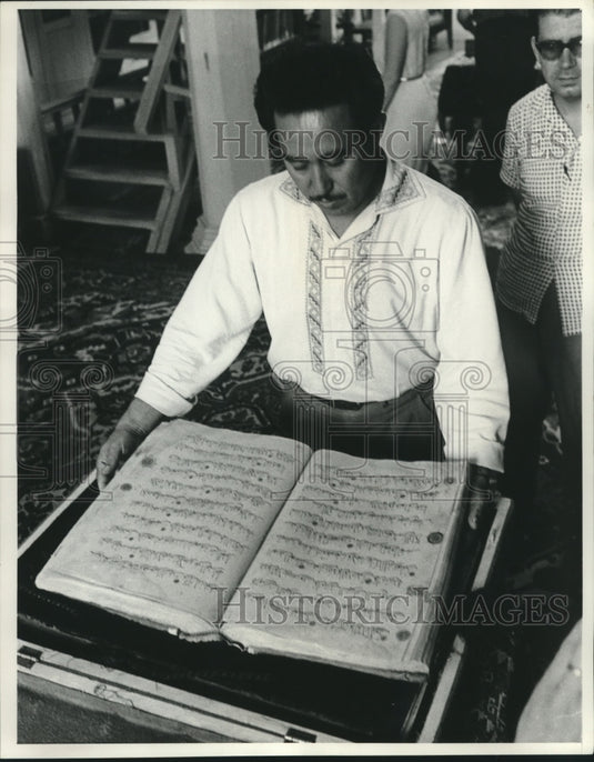 1964 Press Photo An Uzbek reads a 450-year-old Moslem religion's Koran in Russia - Historic Images