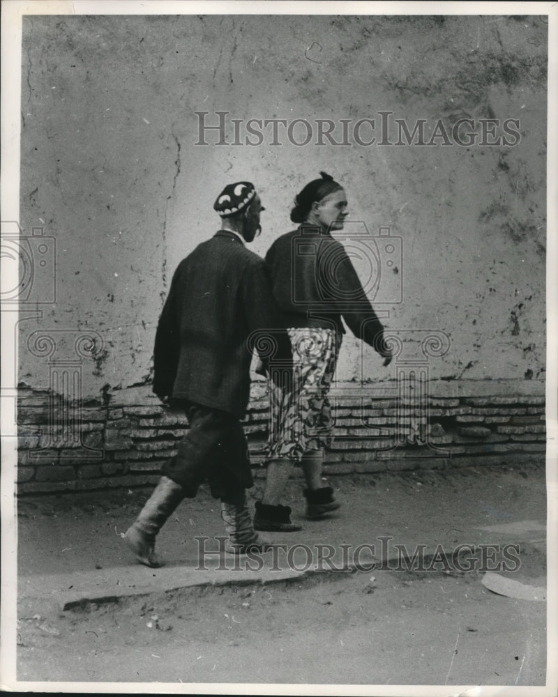 1959 Press Photo Couple walks down street in old part of Tashkent, Russia - Historic Images