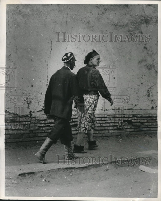 1959 Press Photo Couple walks down street in old part of Tashkent, Russia - Historic Images