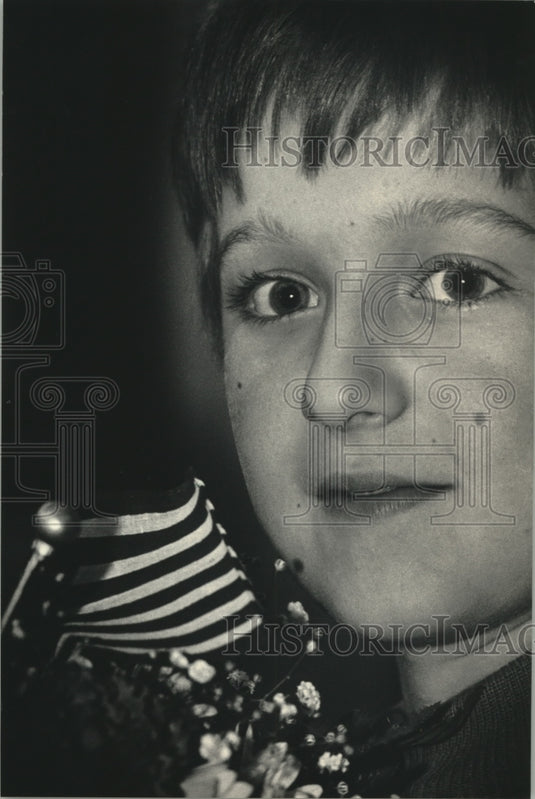 1987 Press Photo Kostya Mokogon carried American flag at Mitchell airport - Historic Images