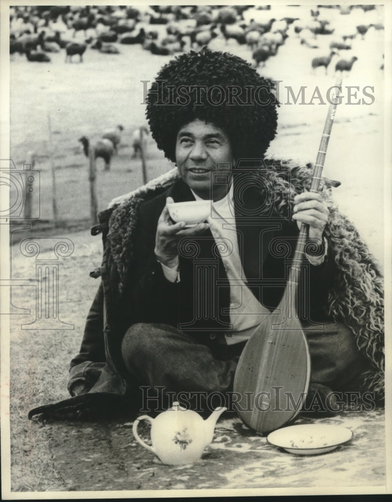 1978 Press Photo A chief shepherd in Turkman, Russia, takes a break for tea - Historic Images