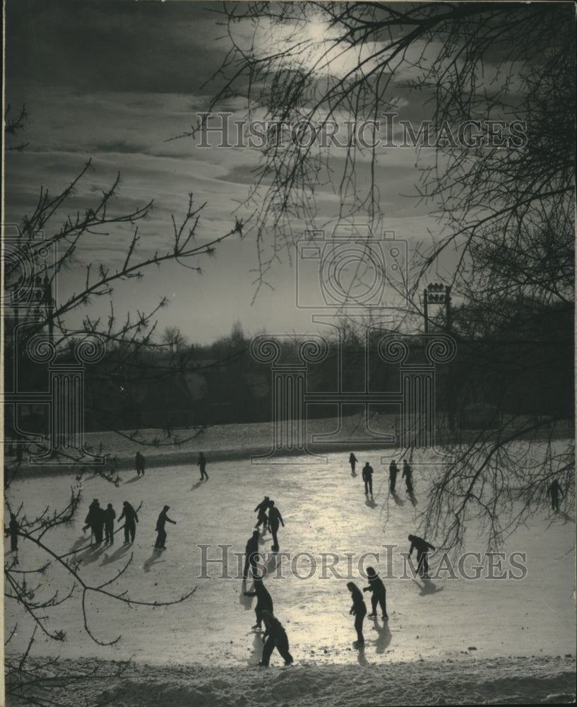 1951 Press Photo Ice Skaters on frozen pond in Garfield Park in Milwaukee- Historic Images