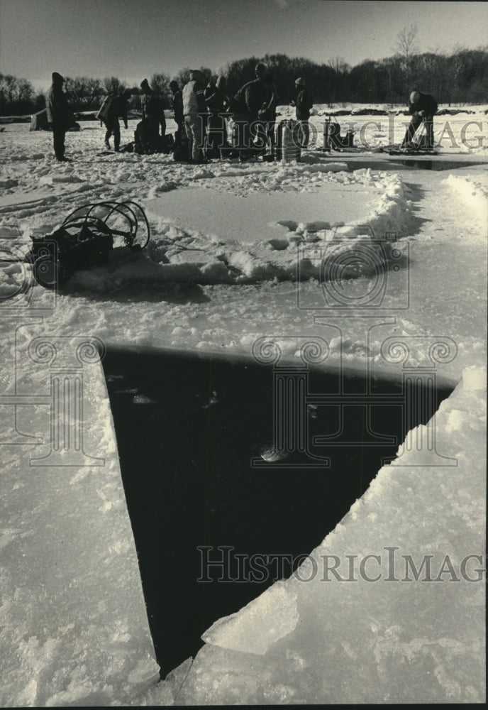 1985 Press Photo Holes cut in the ice for divers to enter the water for training - Historic Images