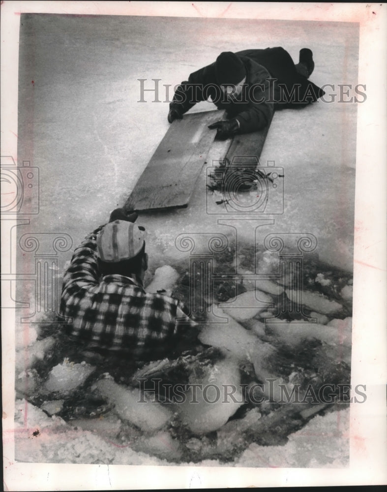 1983 Press Photo Demonstrating ice rescues on Pewaukee lake - mjb99503 - Historic Images