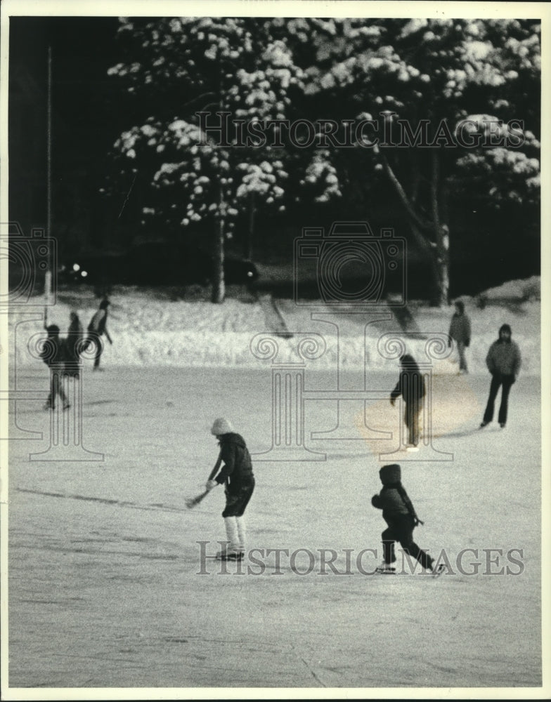 1983 Press Photo Outdoor skating at Buchner Park in Waukesha - mjb99507 - Historic Images