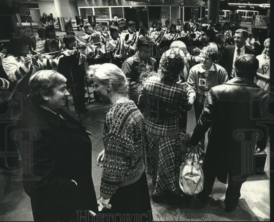 1989 Karin Kryger greets Russian visitor Fyodor Lesnyak, to the U.S. - Historic Images