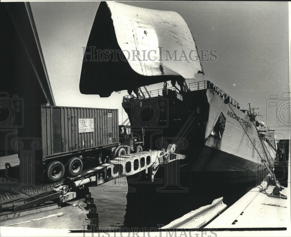 1990 Press Photo Equipment made by Zerand Corp. is loaded on a Russian freighter - Historic Images