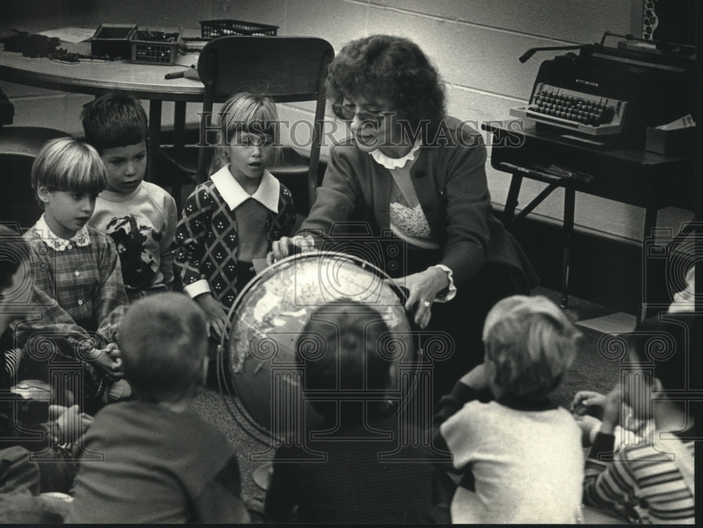 1990 Press Photo Russian teacher, Natalia Vladimirovna, teaches young students - Historic Images