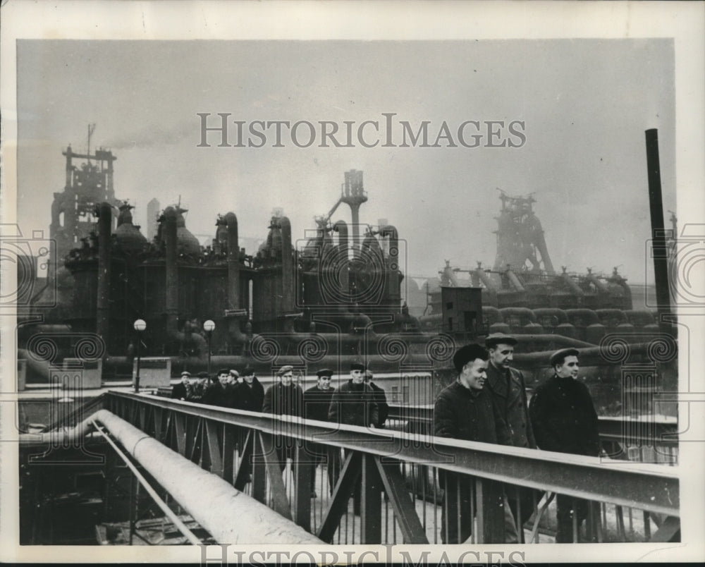 1957 Press Photo Workers head for home from iron and steel works in Magnitogorsk - Historic Images