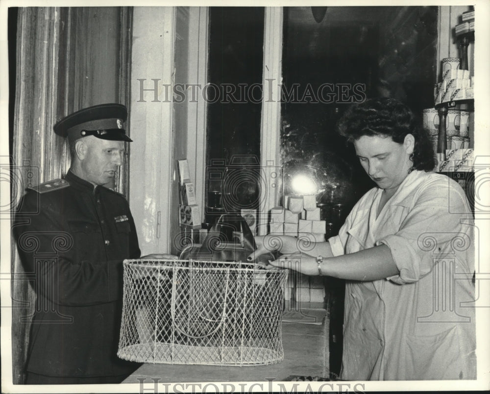 1957 Press Photo Russian army officer receives basket at Moscow supermarket - Historic Images