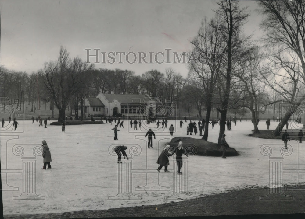 1954 Press Photo Skaters braved the cold to skate at Kosciuszko Park, Milwaukee. - Historic Images