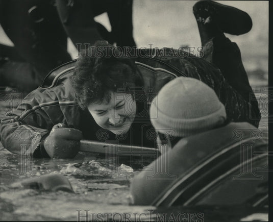 1985 Press Photo Northridge Lakes Sue Kahue Ice Rescue practice - mjb99587 - Historic Images