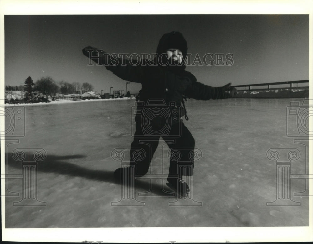 1995 Press Photo Zachary Moller tested out his new skates on outdoor ice rink. - Historic Images