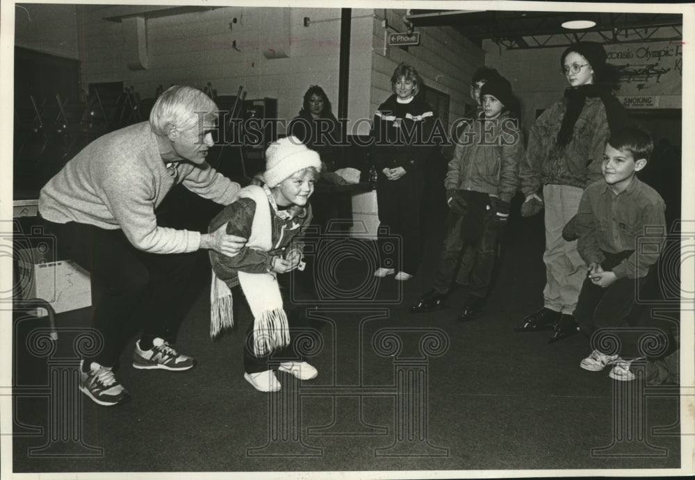 1989 Press Photo Jerry Steele Shows Proper Skating Stance With Jessica Tate - Historic Images