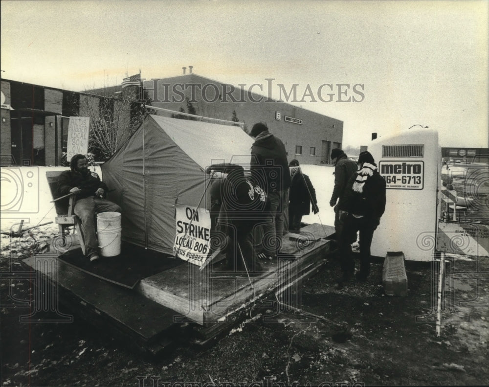 1981 Press Photo Striking Workers At Ritus Rubber Co. Put Up A Tent - mjb99624 - Historic Images