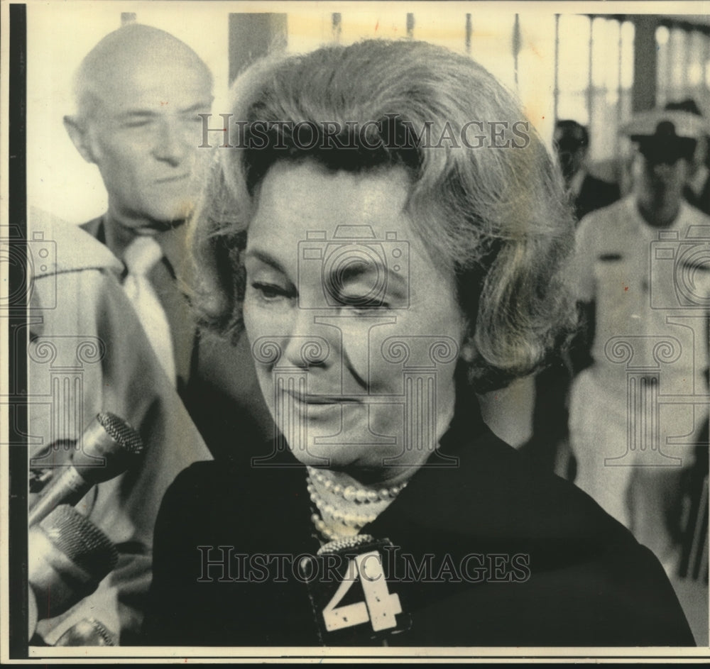 1976 Press Photo Catherine Hearst at San Francisco Airport - mjb99633 - Historic Images