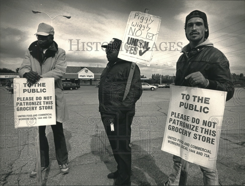 1992 Press Photo Members of the United Food and Commercial Workers on strike - Historic Images