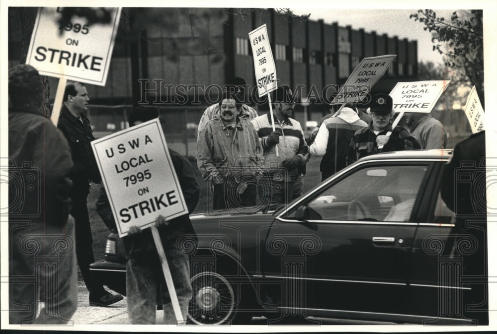 1991 Press Photo Members of the United Steelworkers of America on strike - Historic Images