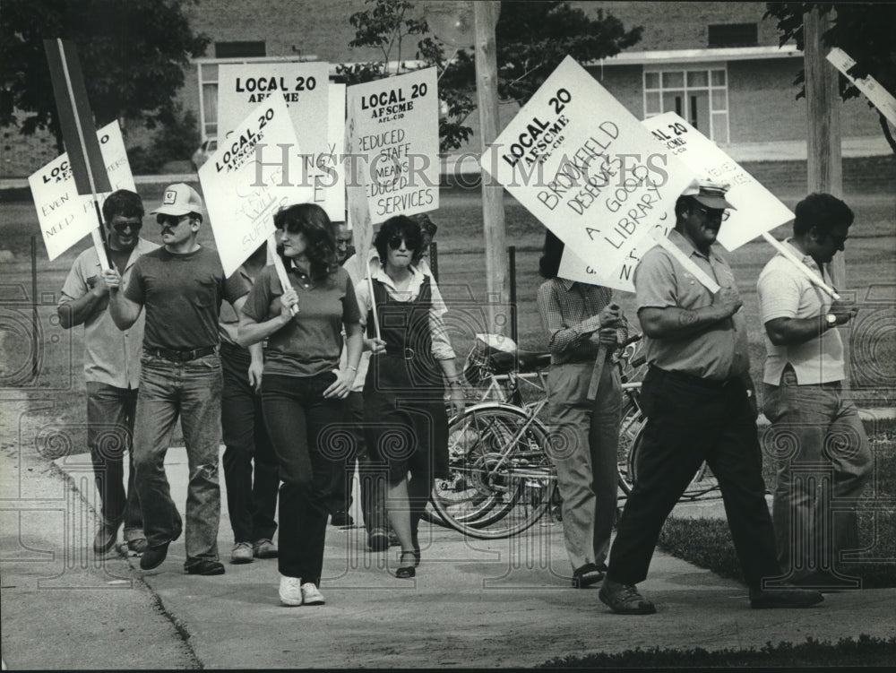 1982 Press Photo Brookfield Library employees on picket line in front of library - Historic Images