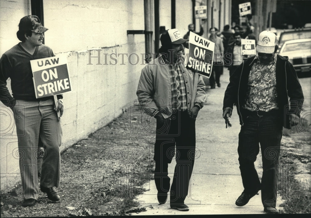 1986 Press Photo Picketers walk in front of Quality Aluminum. - mjb99659 - Historic Images