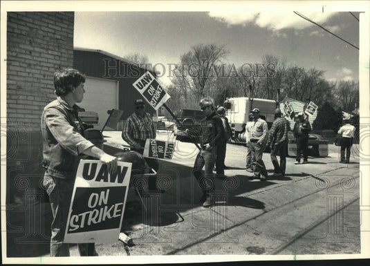 1988 Press Photo More than 500 strikers are on strike at Stroughton Trailers. - Historic Images