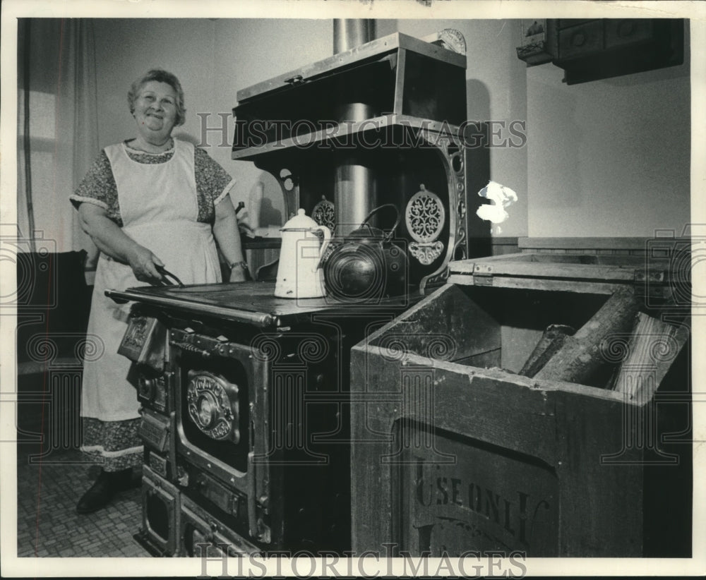 1976 Press Photo Guide Mrs. Lena Kirschbaum greets visitors in farmhouse kitchen - Historic Images