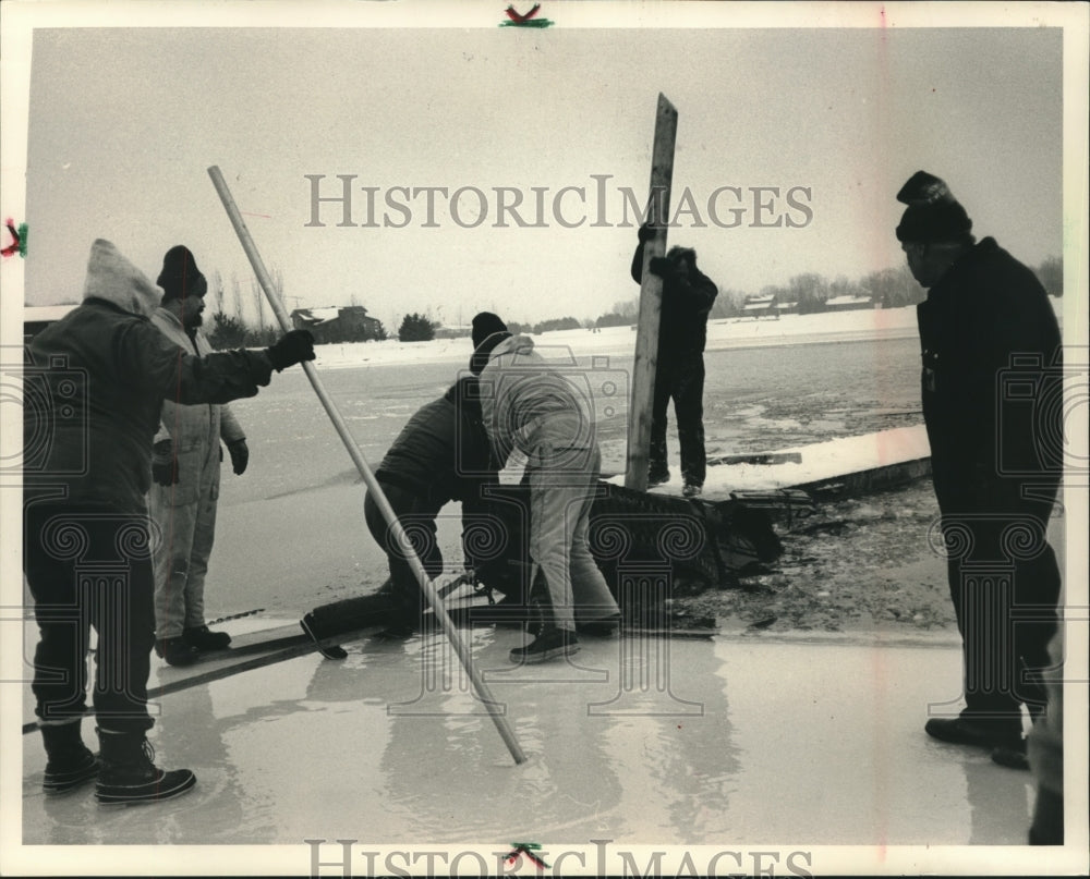 1989 Press Photo Men pull snowmobile out of water near Neshkoro - mjb99681 - Historic Images