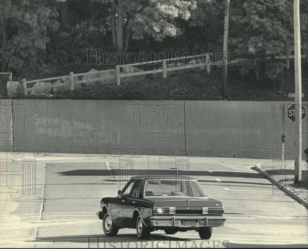 1985 Press Photo Car in road near hillside where body was found, Port Washington - Historic Images