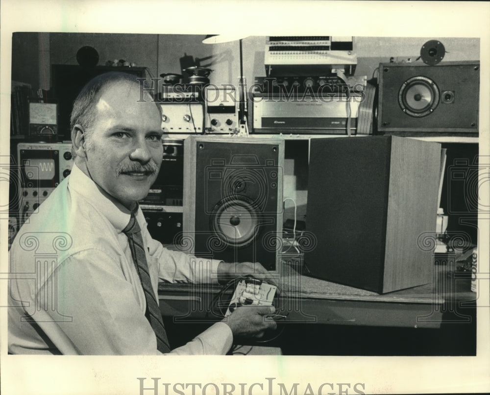 1995 Press Photo Milwaukee Sound Engineer, Bob Smith, works with equipment - Historic Images