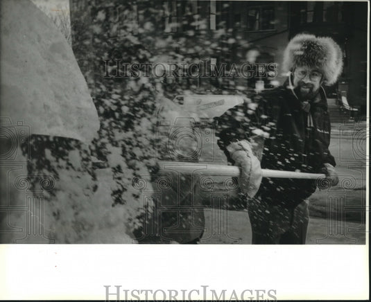 1995 Press Photo Michael J. Sponholtz works on snow sculpture, Milwaukee - Historic Images