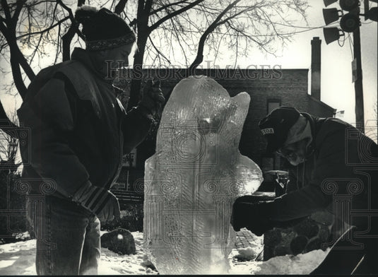 1993 Press Photo Brian Dziekan and Jim German carve fish out of ice, West Bend - Historic Images
