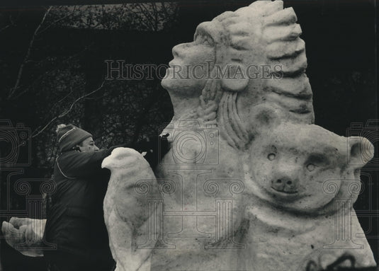 1992 Press Photo Harry Whitehorse works on snow sculpture, Pere Marquette Park - Historic Images