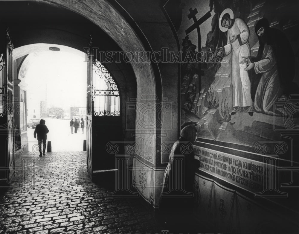 1992 Press Photo Painting inside the Red Gate Tower-Trinity Monastery St Sergius - Historic Images