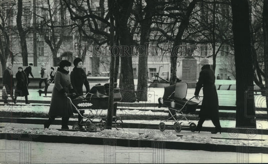 1983 Press Photo Mothers walk infants in cold temperatures in park-Leningrad - Historic Images