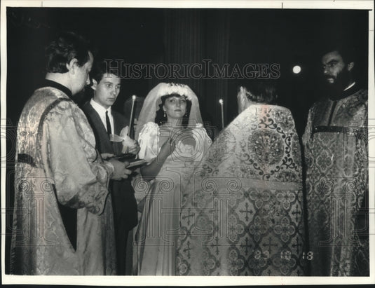 1990 Press Photo Couple stands before priests in Russian Church of Holy Trinity - Historic Images