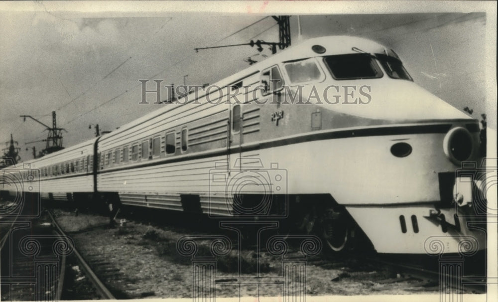 1977 Press Photo New aluminum alloy train in Soviet Union is put into service. - Historic Images