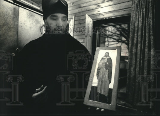 1992 Press Photo Russian monk "receiving inspiration from God" in painting icons - Historic Images