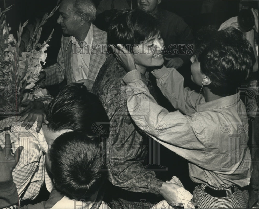 1991 Press Photo Russian refugees at Mitchell International Airport from Moscow - Historic Images