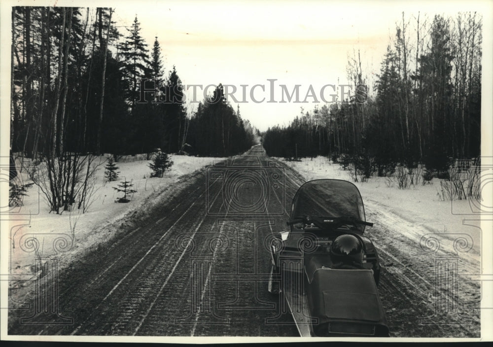 1990 Press Photo Lack of snow in Eagle River leaves snowmobile trails barren - Historic Images