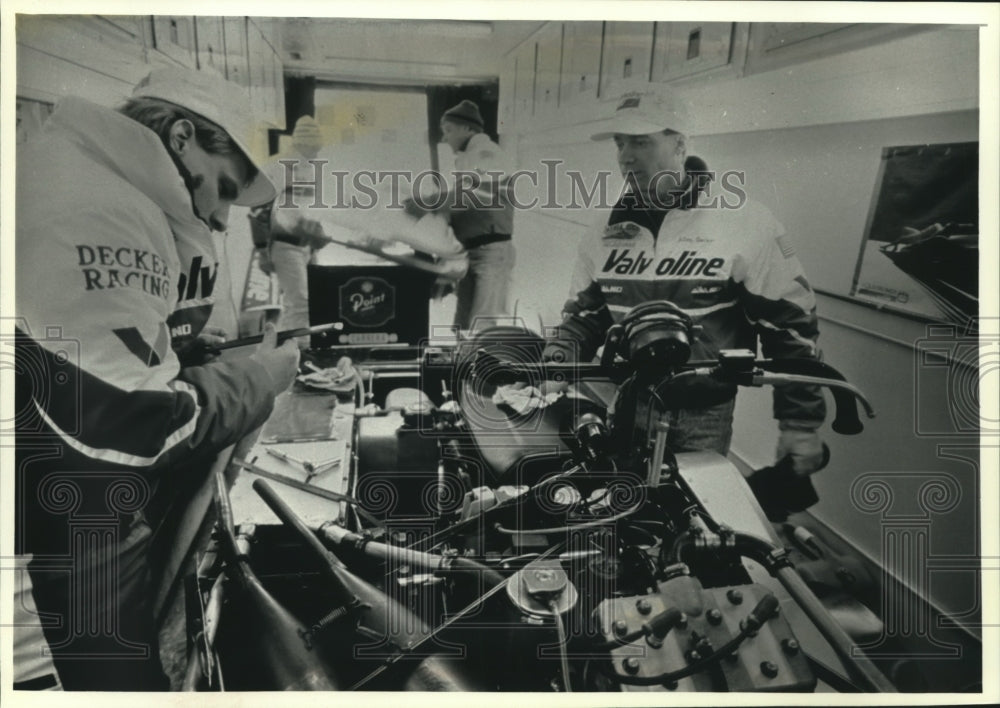 1992 Press Photo Mechanic Ron Gerstenberger gets Allen Decker&#39;s snowmobile ready - Historic Images