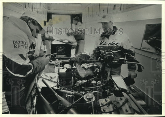 1992 Press Photo Mechanic Ron Gerstenberger gets Allen Decker's snowmobile ready - Historic Images