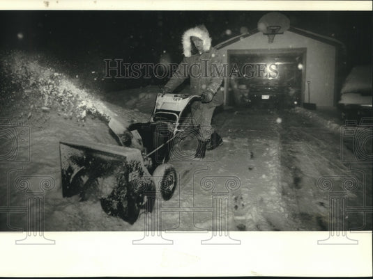 1994 Press Photo Al Scomczewski removes snow from driveway-Milwaukee - mjb99864 - Historic Images