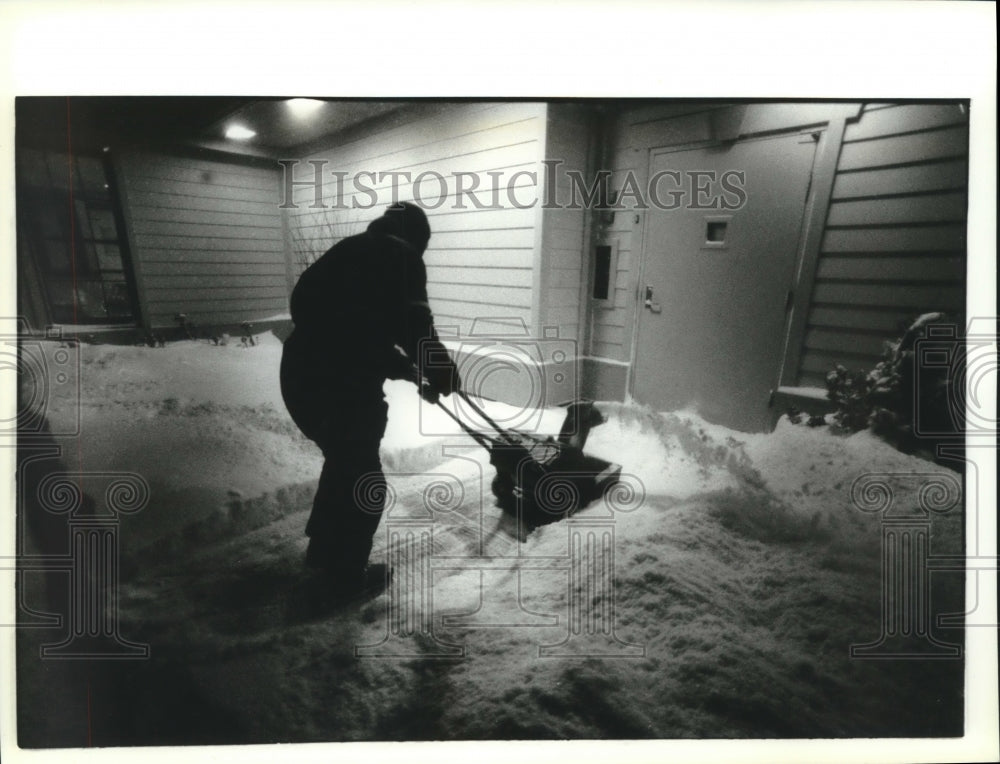 1994 Press Photo John Bohne Clears A Path to McDonald&#39;s, Port Washington Road - Historic Images