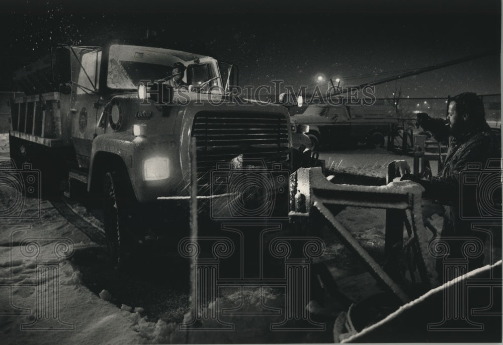 1993 Press Photo Milwaukee Department of Public Works Plowing Through the Night - Historic Images