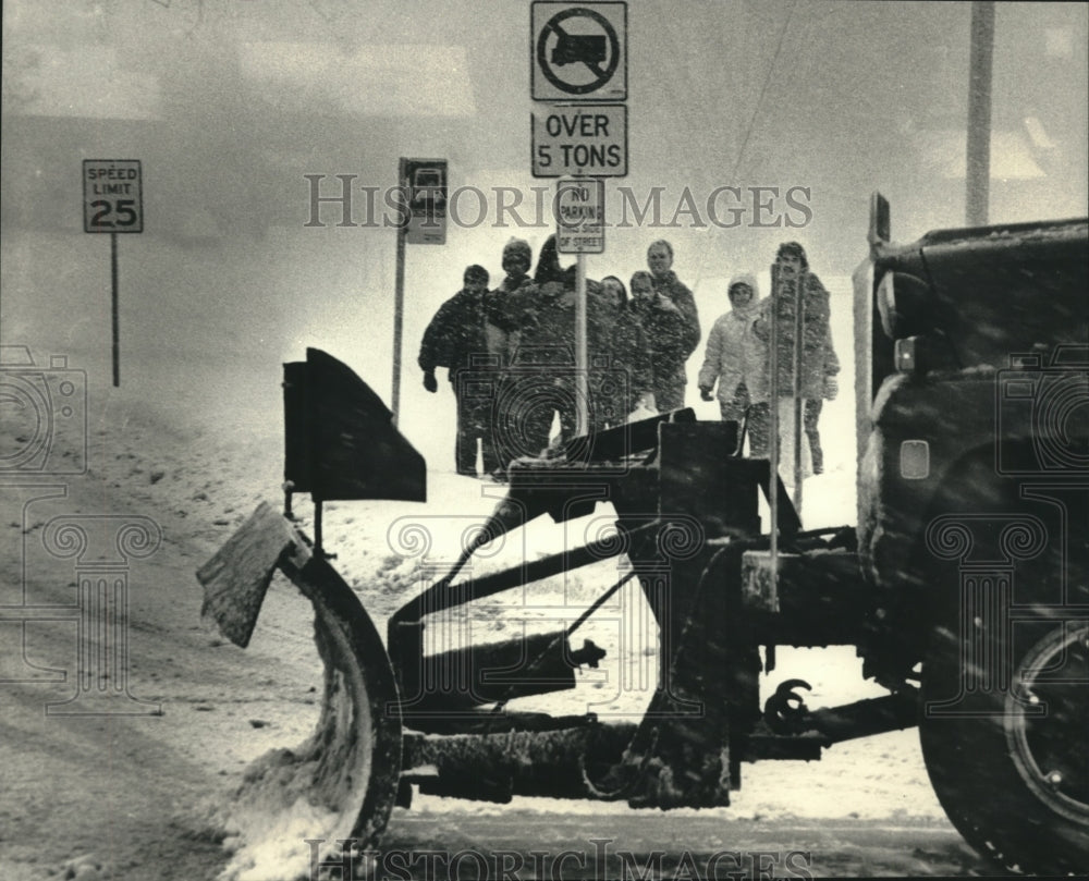 1987 Press Photo Snow Removal in Waukesha Wisconsin, Pedestrians Wait To Cross - Historic Images