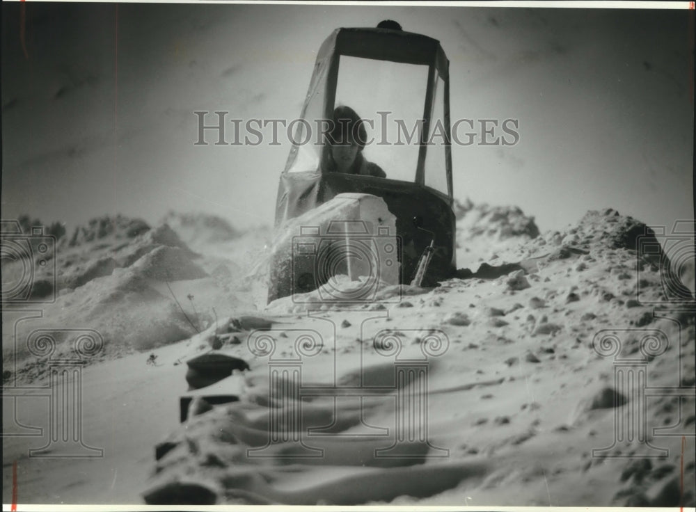 1994 Press Photo Lora Monfre, Milwaukee Water Works, Clears Sidewalk of Snow - Historic Images